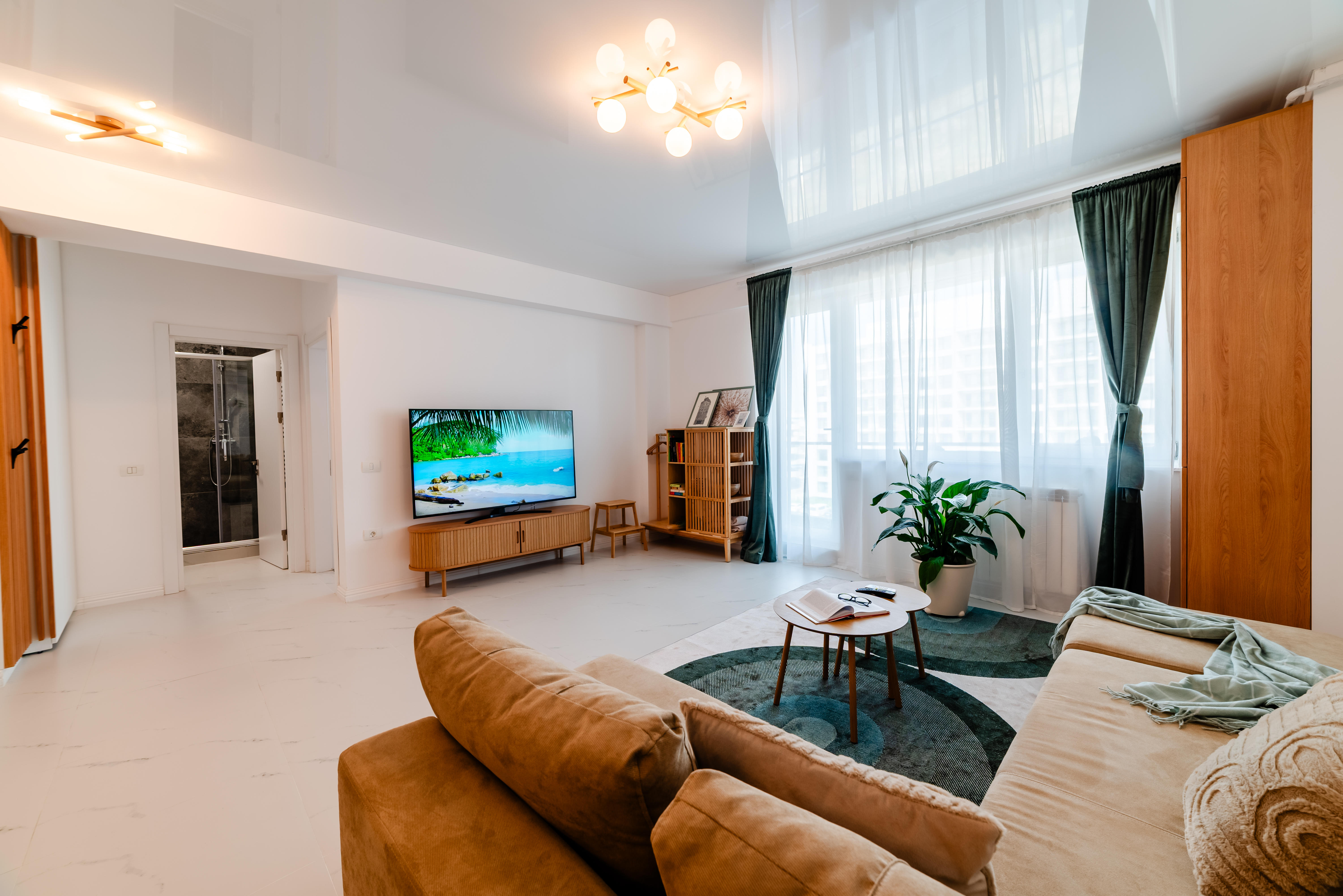 Living cu televizor și zonă de relaxare